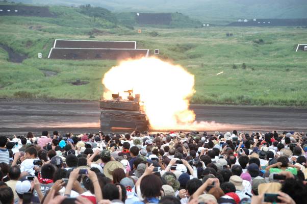 10式戦車の発砲