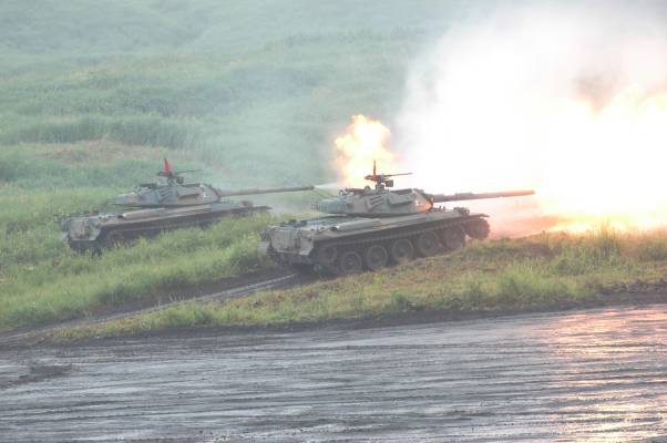 74式戦車の発砲